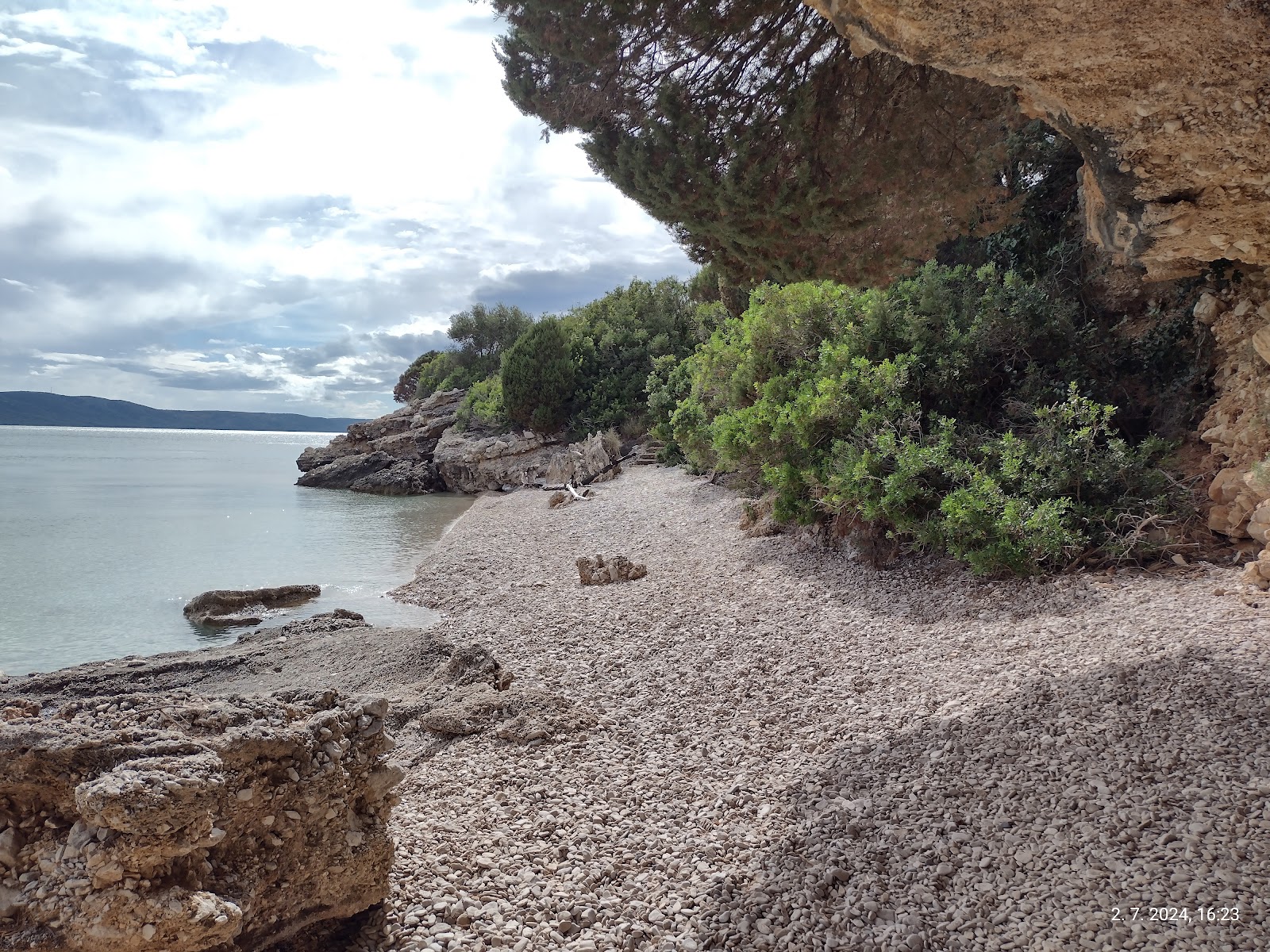FKK Drvenik Beach'in fotoğrafı düz bir kıyı şeridi ile birlikte