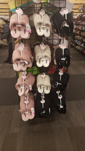 Shoe Store «DSW Designer Shoe Warehouse», reviews and photos, 8400 Factory Shops Blvd #400, Jeffersonville, OH 43128, USA