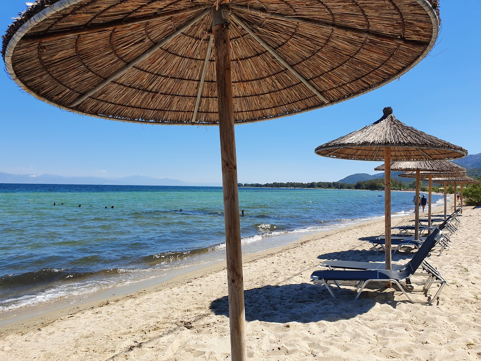 Foto di Skala Prinos beach con una superficie del sabbia beige