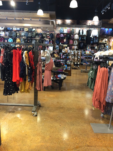 Clothing Store «Tillys», reviews and photos, 343 N Alafaya Trail, Orlando, FL 32828, USA