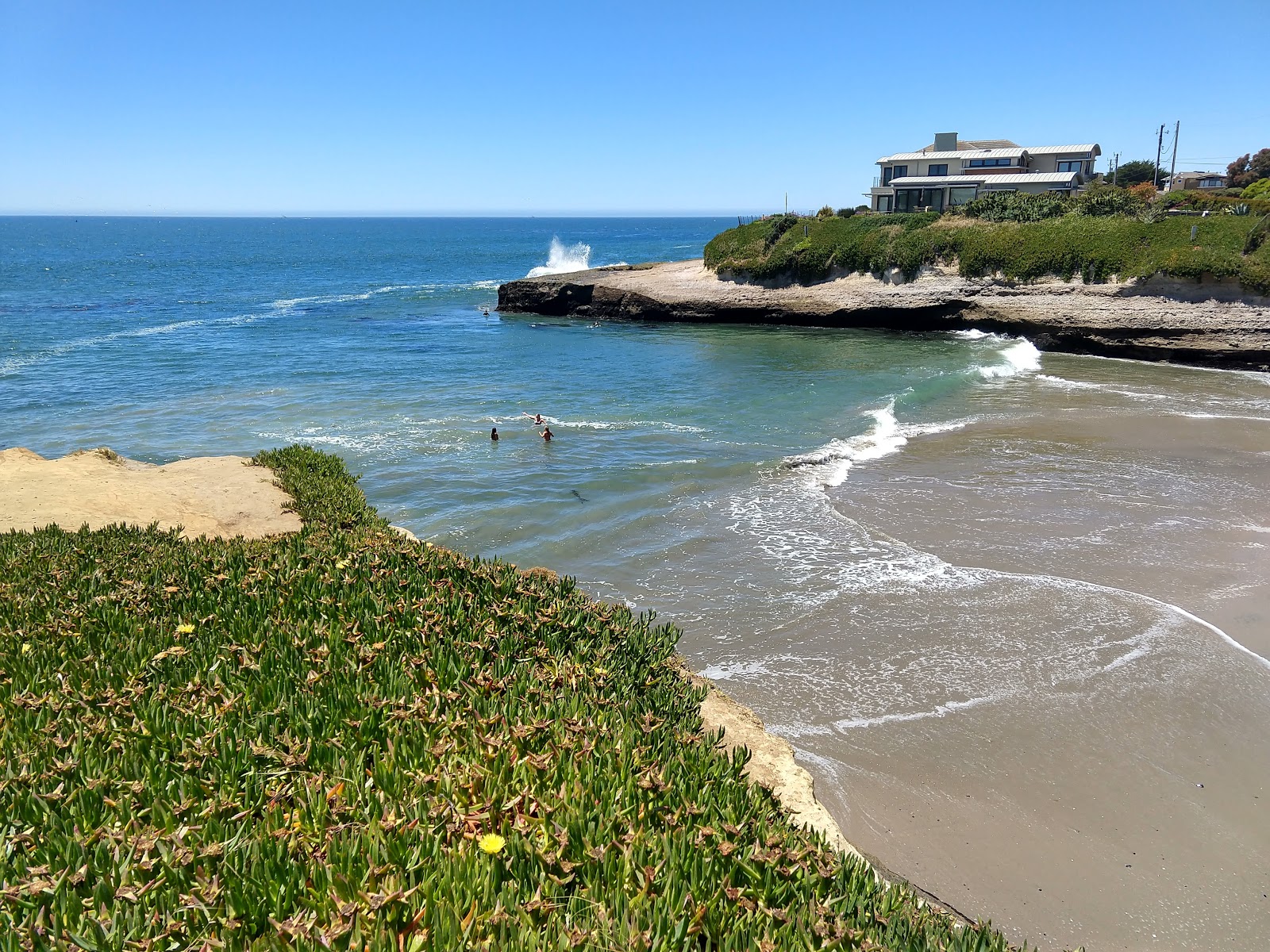 Sunny Cove Beach的照片 带有碧绿色水表面