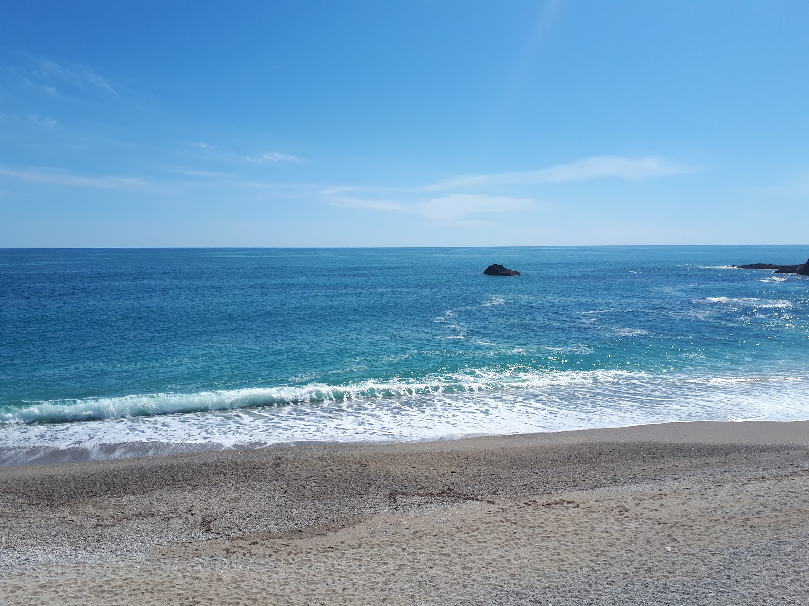 Monro Beach的照片 被山脉环绕