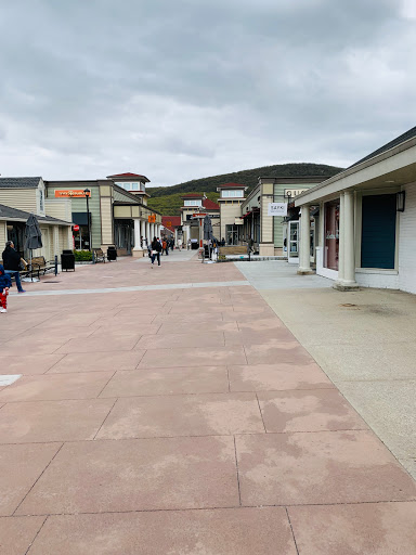 Movie Theater «Regal Cinemas Deer Park 16 IMAX & RPX», reviews and photos, 455 Commack Rd, Deer Park, NY 11729, USA