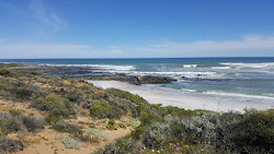 Foto von Pebble beach II von Klippen umgeben