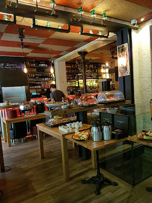 Pathé Wepler (côté Place) à Paris