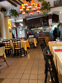 Atmosphère du Restaurant français Le Vieux Bistrot : Spécialité Fromage, Fondue , Raclette, Pierrades à Paris - n°6