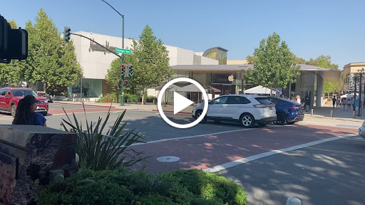 Apple Broadway Plaza image