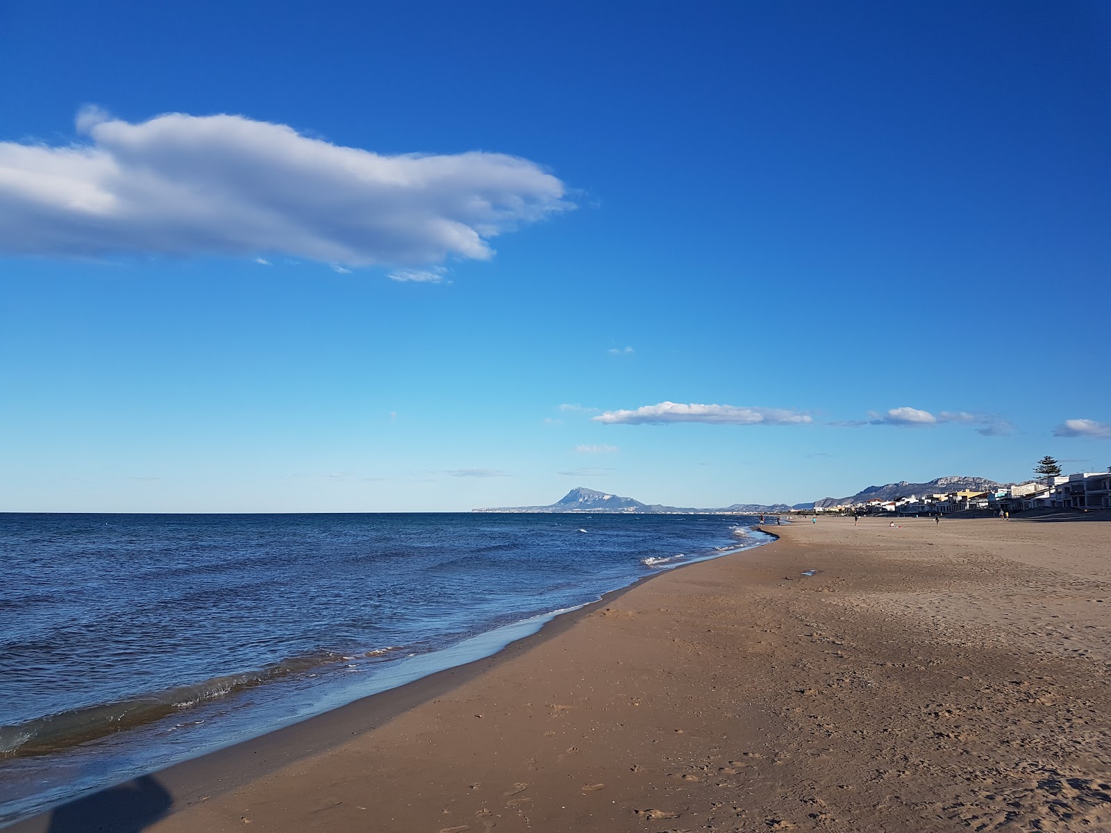 Zdjęcie Platja de Pau Pi z powierzchnią brązowy piasek