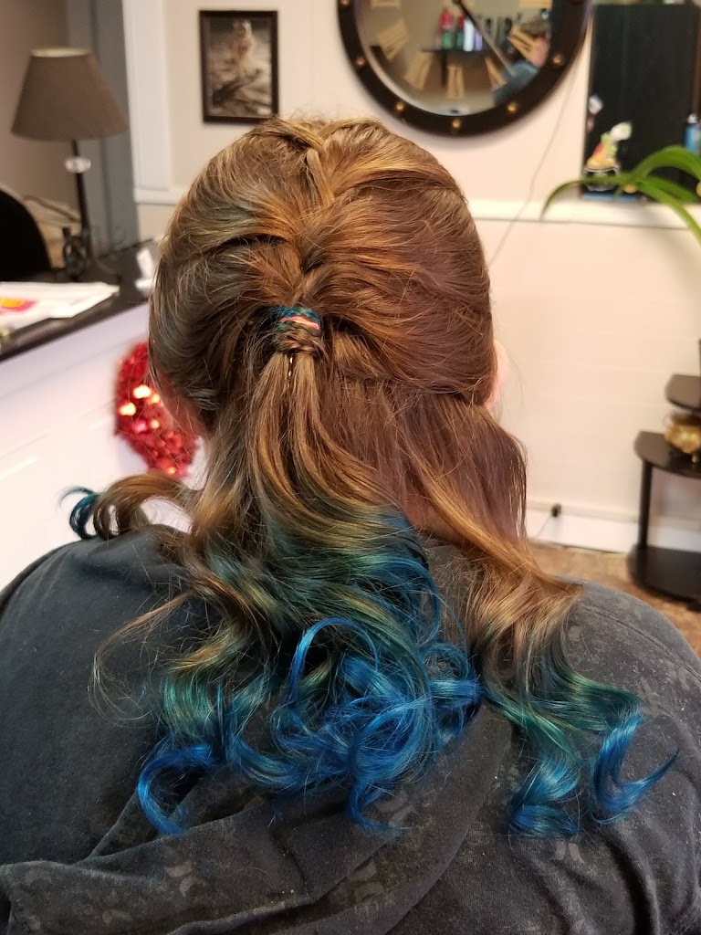 LYNETTE'S CUSTOM HAIR DESIGN UNISEX SALON 14903