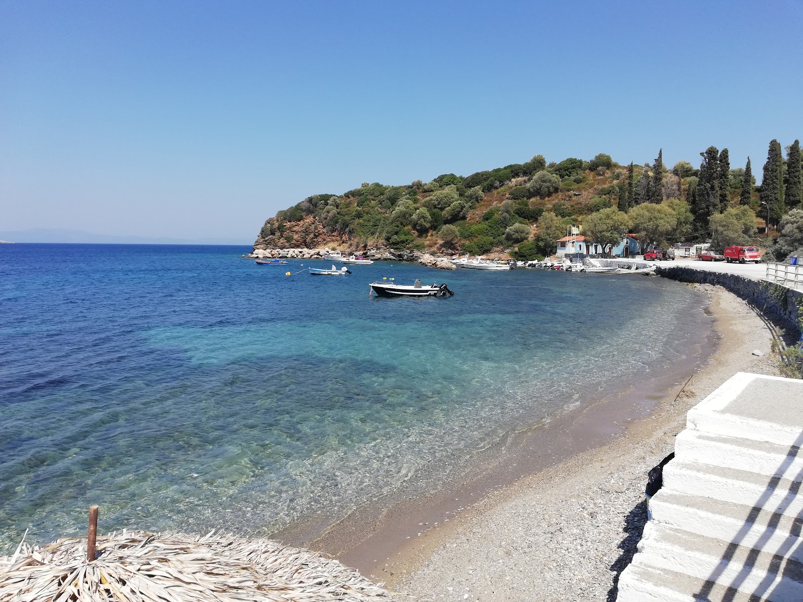 Foto de Agios Paraskevi con arena/guijarros negro superficie