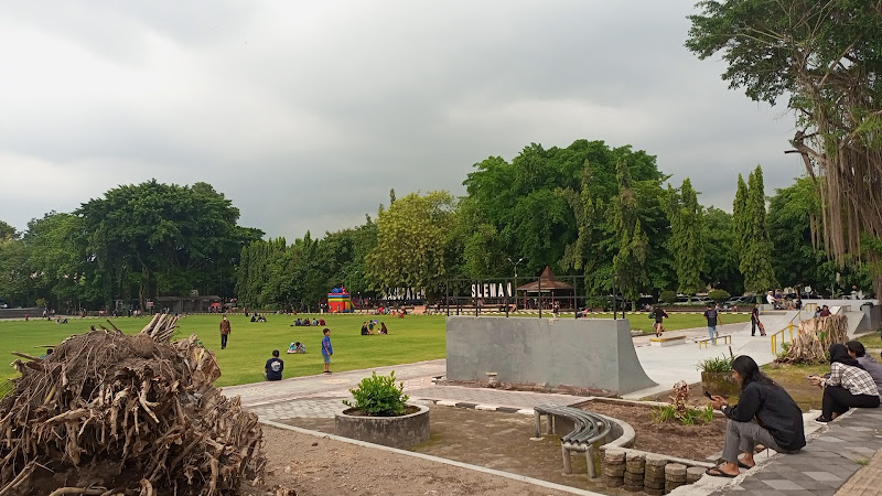 Taman Denggung (Alun - Alun Sleman)