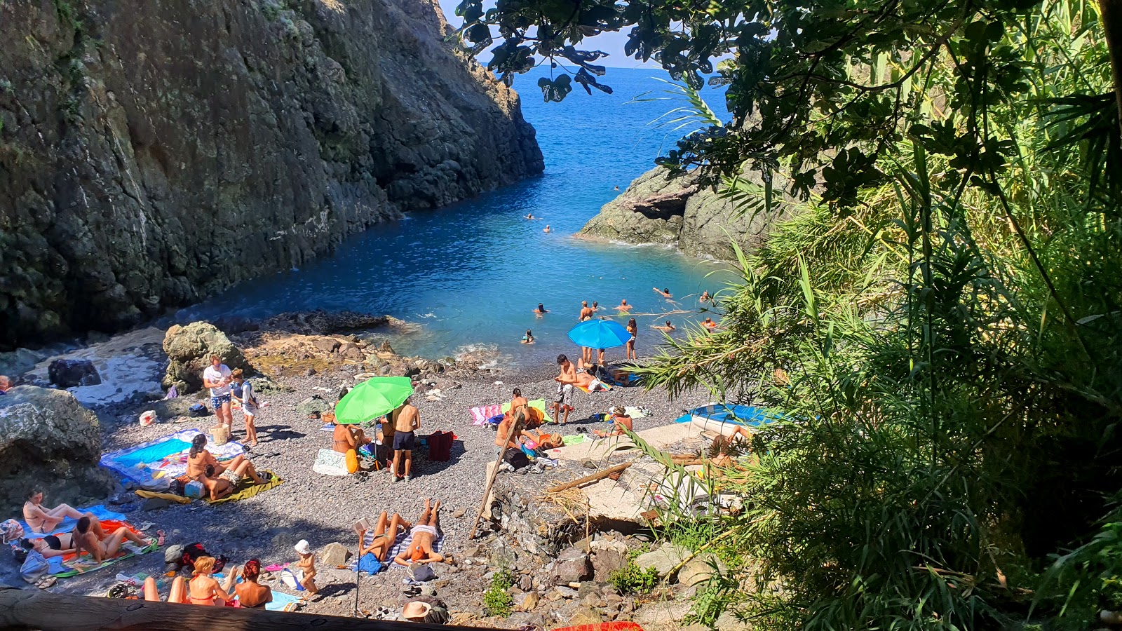 Spiaggia di Porto Pidocchio的照片 带有蓝色纯水表面