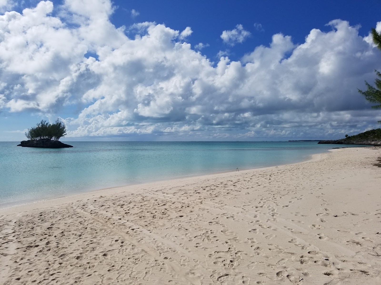 Foto av Gaulding Cay beach med beige sand yta