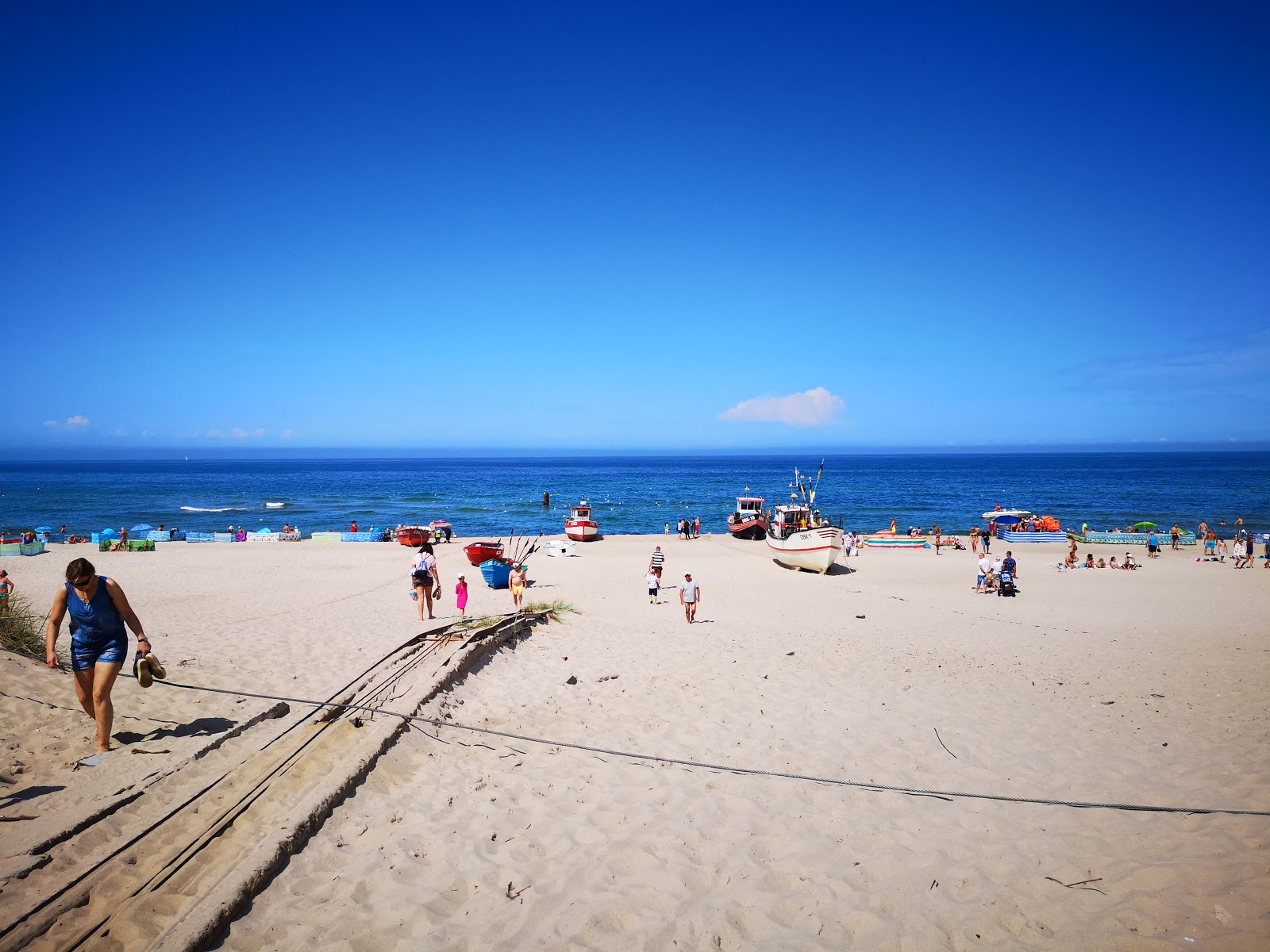 Dabki Beach的照片 带有碧绿色纯水表面