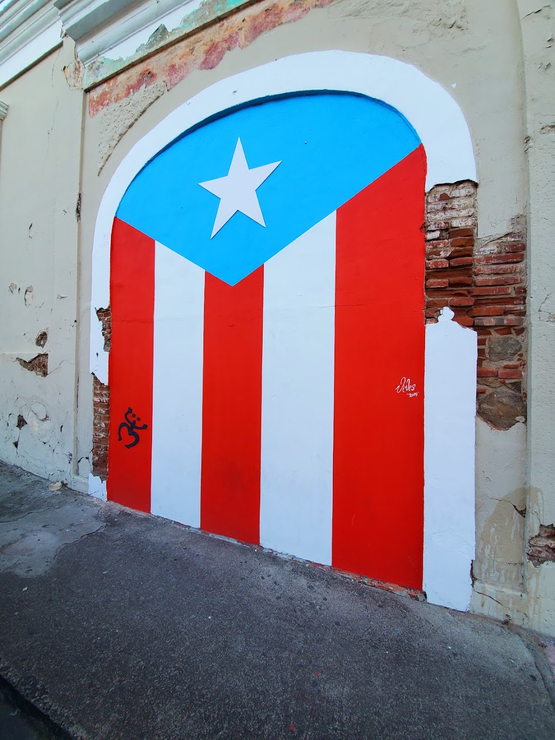 Mural Bandera de Puerto Rico. Vives, 2019.