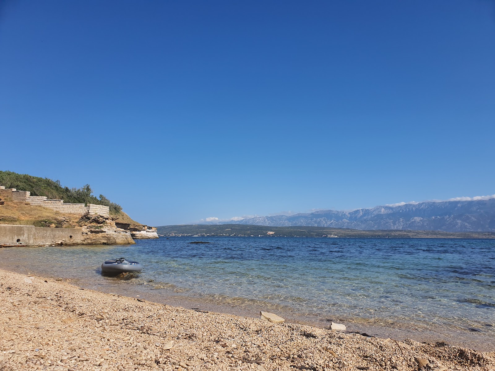 Korala Beach'in fotoğrafı dağlarla çevrili