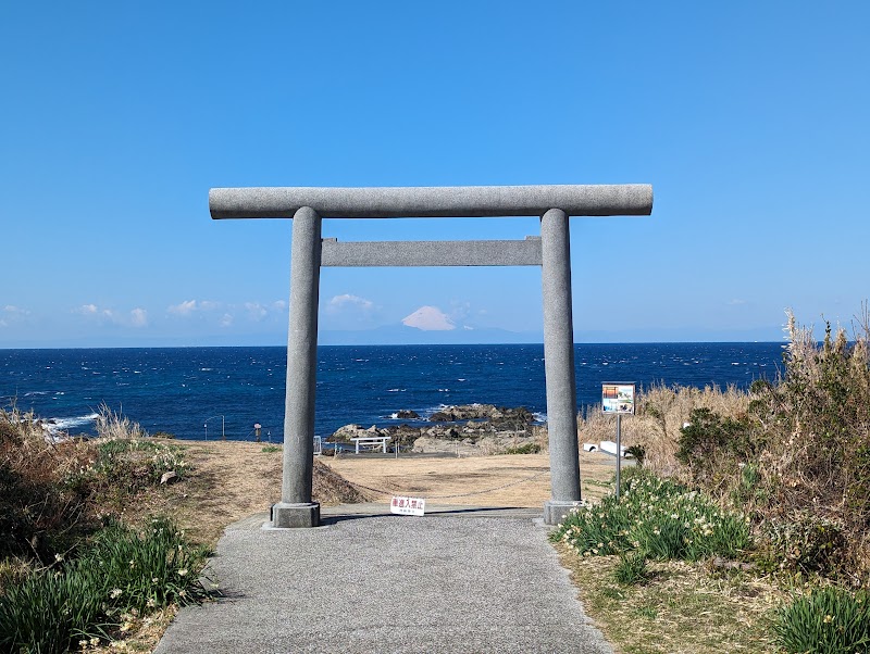 灯台と海がみえるみち(洲崎神社)