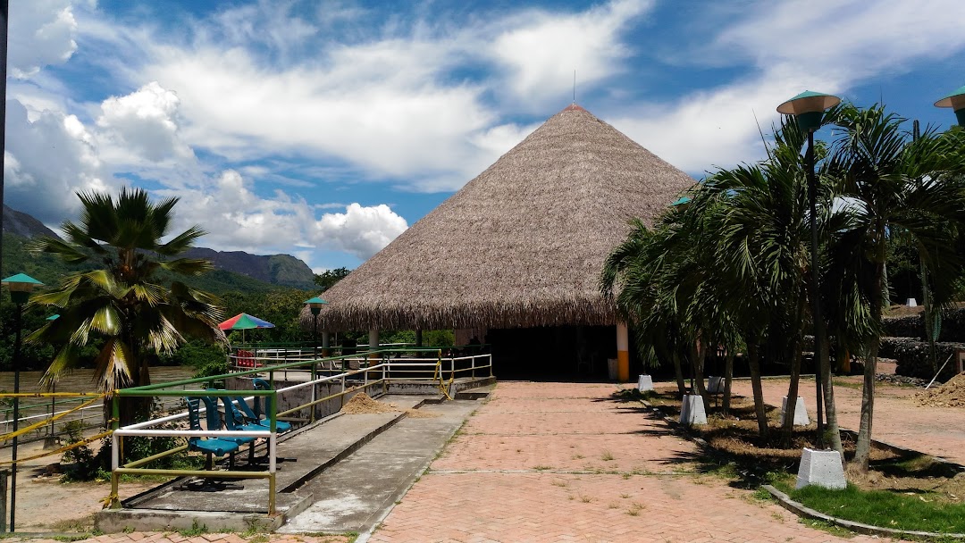 Malecón y Muelle La Caimanera