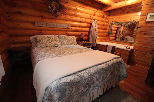 Cabin Rental Agency «Grumpsters Log Cabins», reviews and photos, 535 Ash St, McGregor, IA 52157, USA