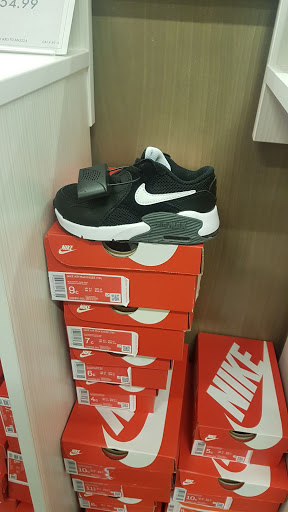 Shoe Store «DSW Designer Shoe Warehouse», reviews and photos, 6644 Loisdale Rd, Springfield, VA 22150, USA