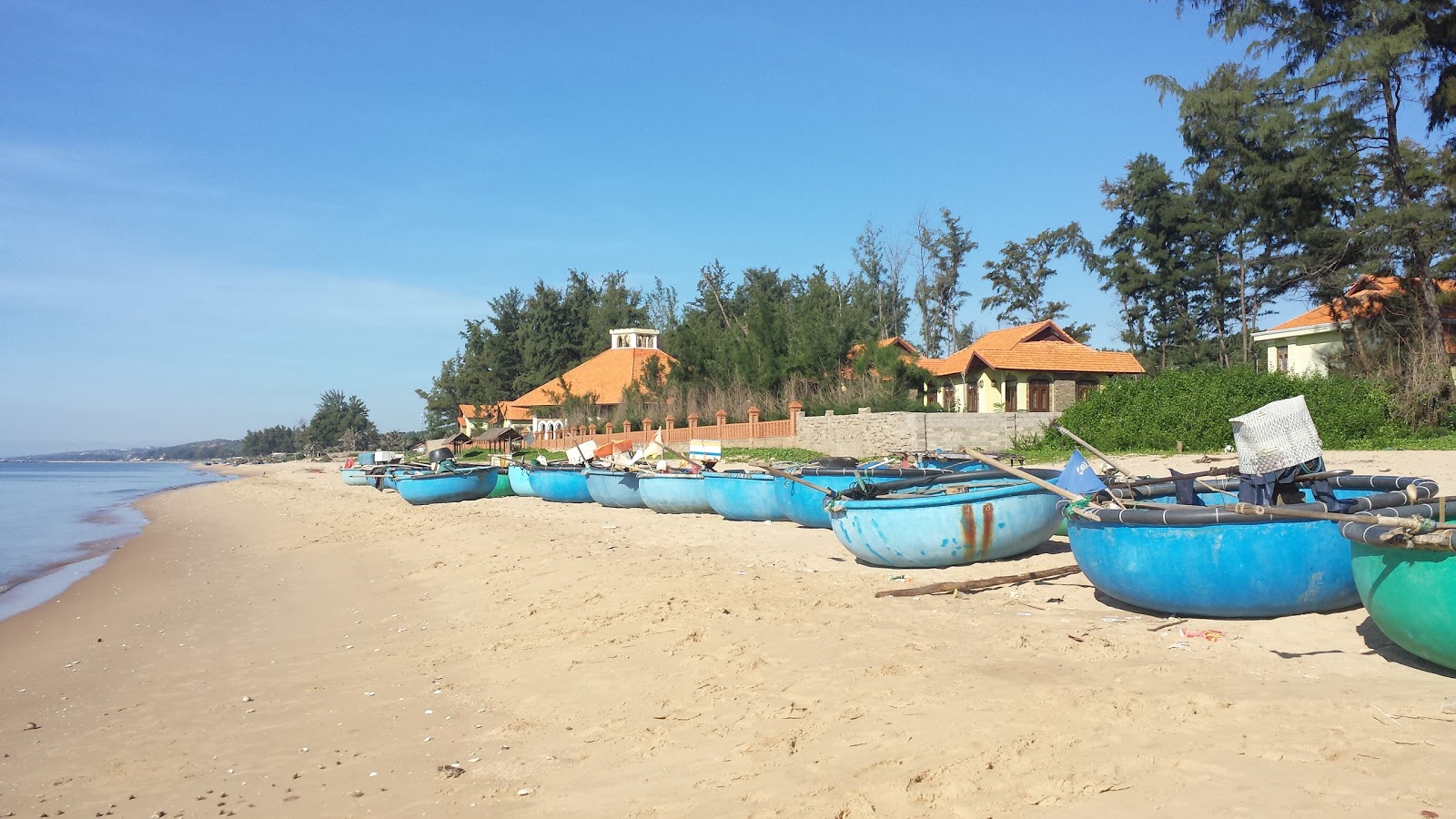 Φωτογραφία του Phan Thiet Beach με φωτεινή άμμος επιφάνεια