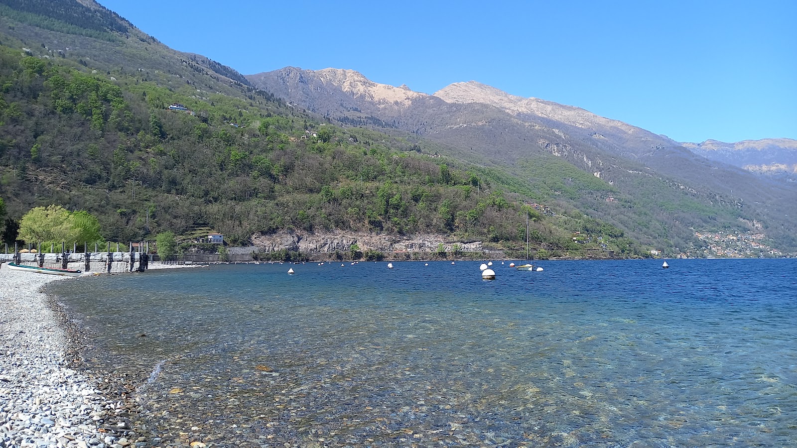 Photo de Lido di Cannobio avec plage sans baie