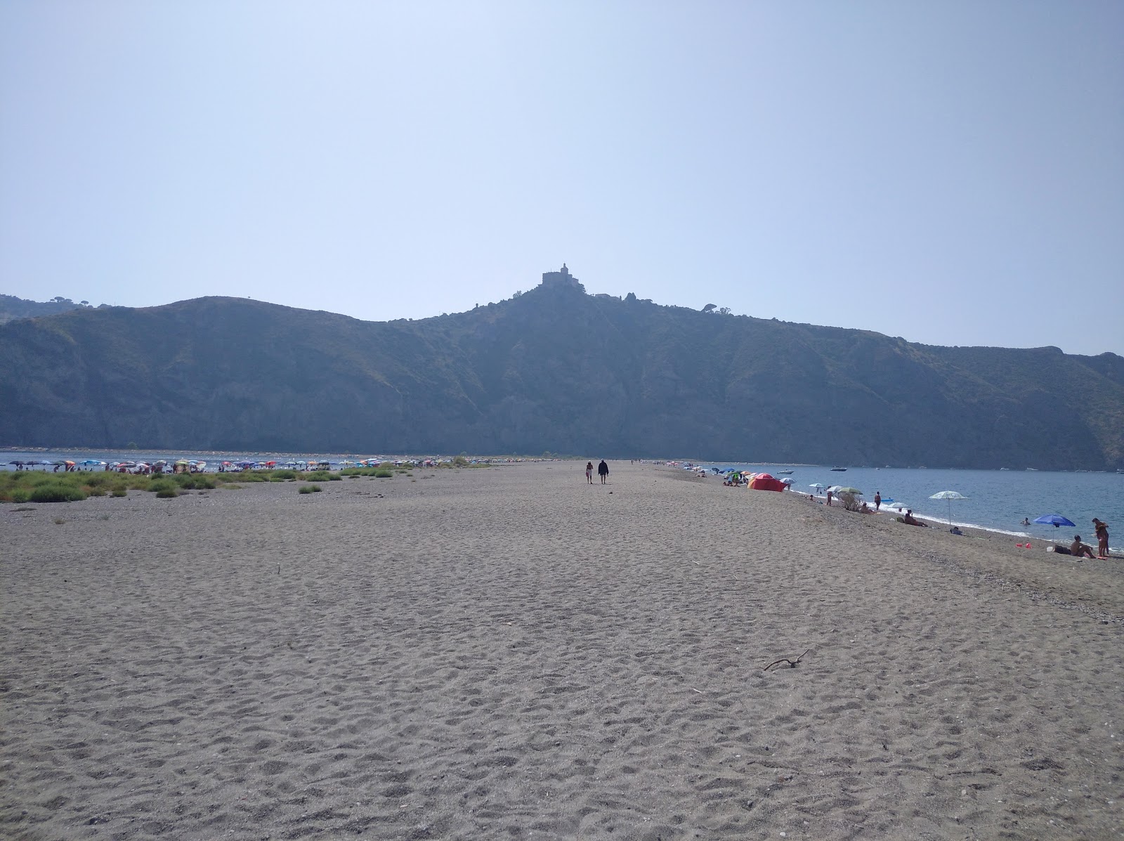 Photo de Spiaggia Marinello verso le Eolie zone sauvage