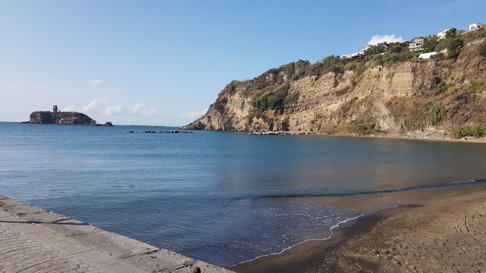 Spiaggia di Acquamorta的照片 带有灰沙表面