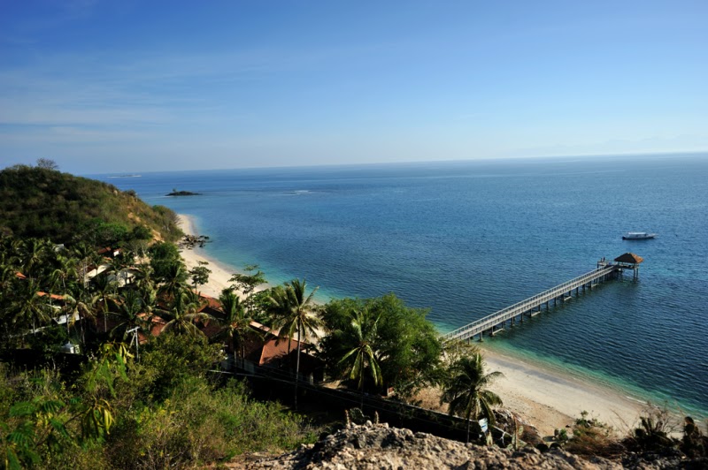 Foto de Cocotinos Sekotong Beach con agua cristalina superficie