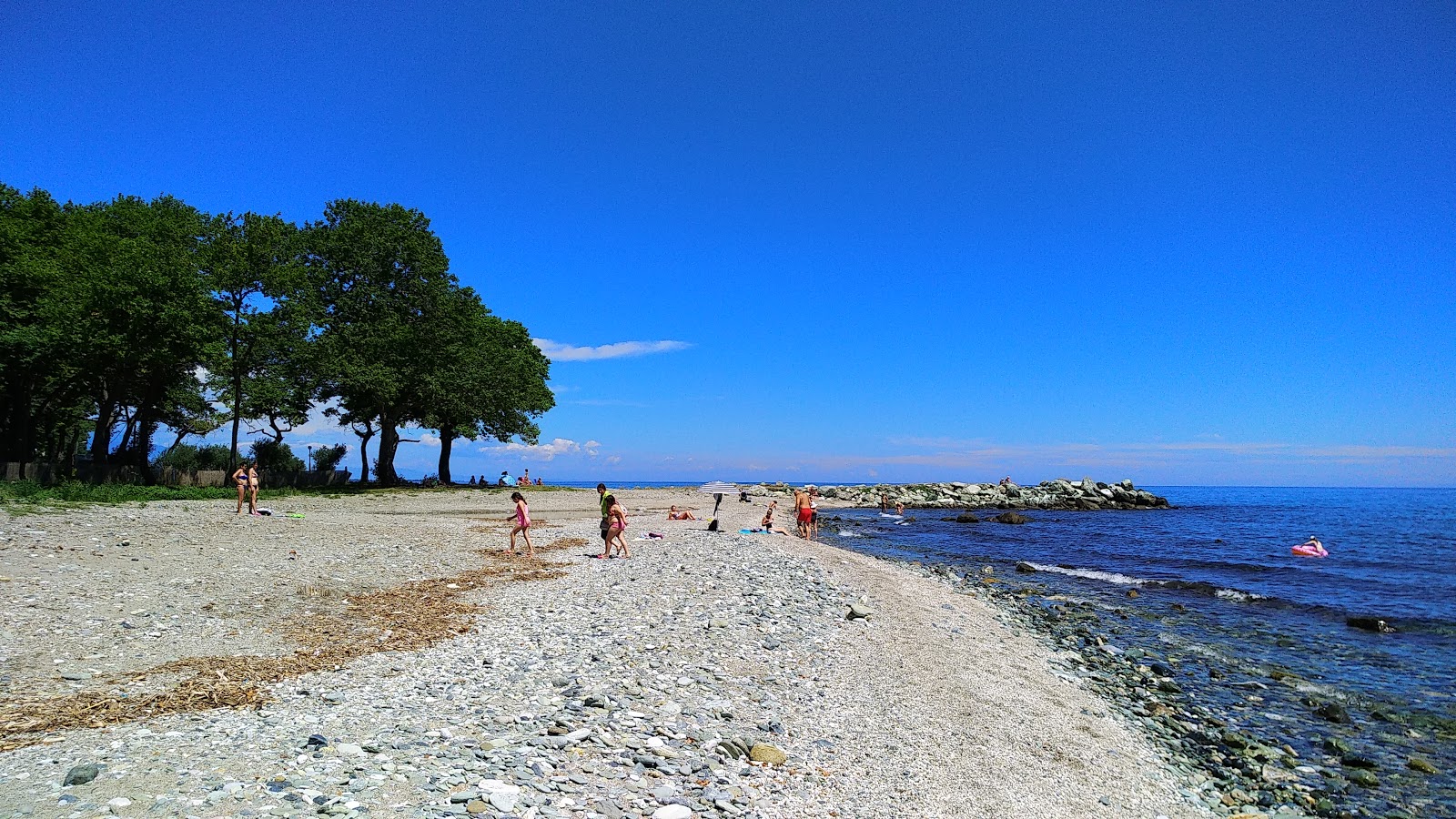 Valokuva Kokkino Nero beachista. pinnalla turkoosi vesi:n kanssa