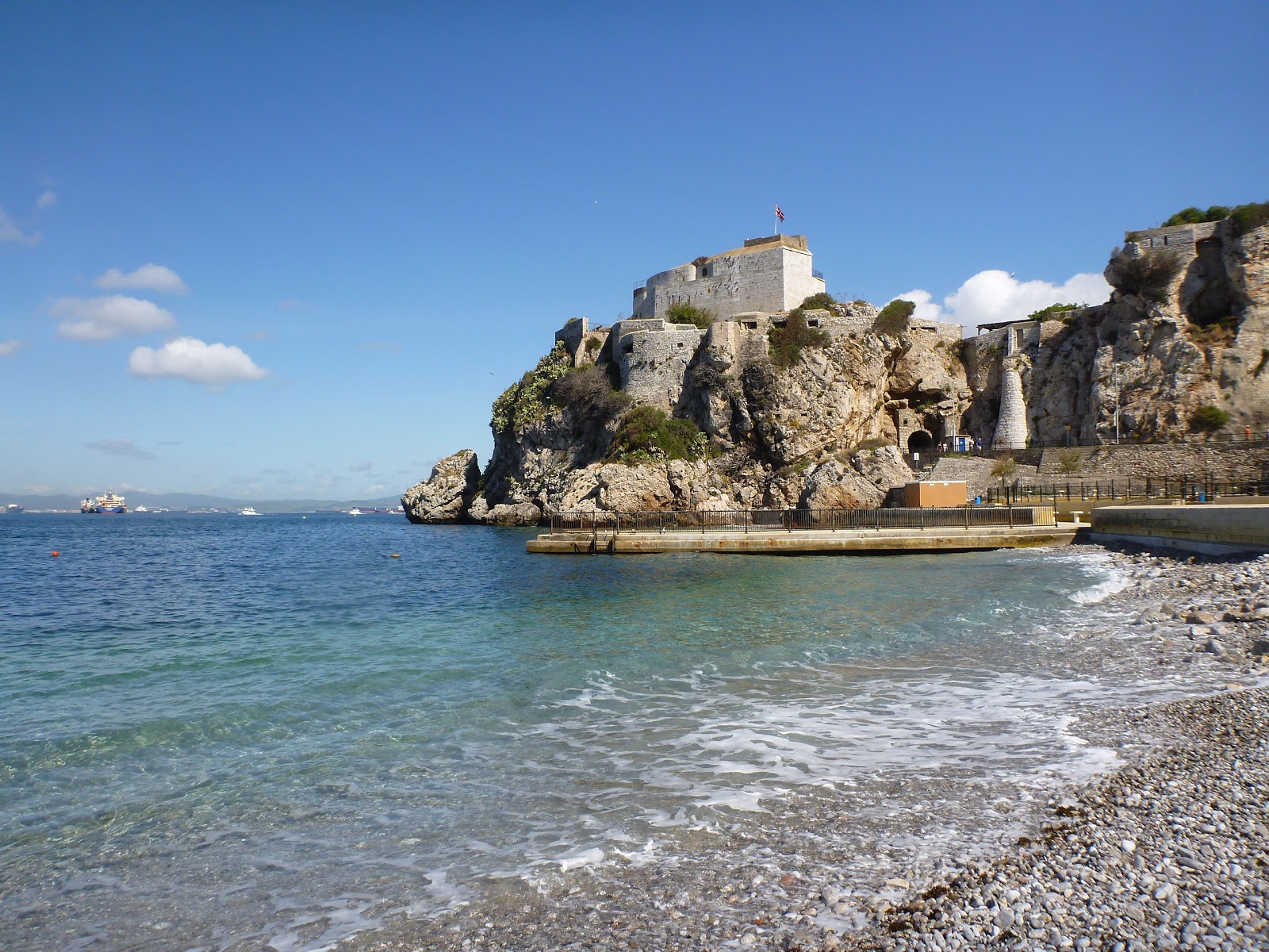 Camp Bay Beach, Gibraltar的照片 具有非常干净级别的清洁度
