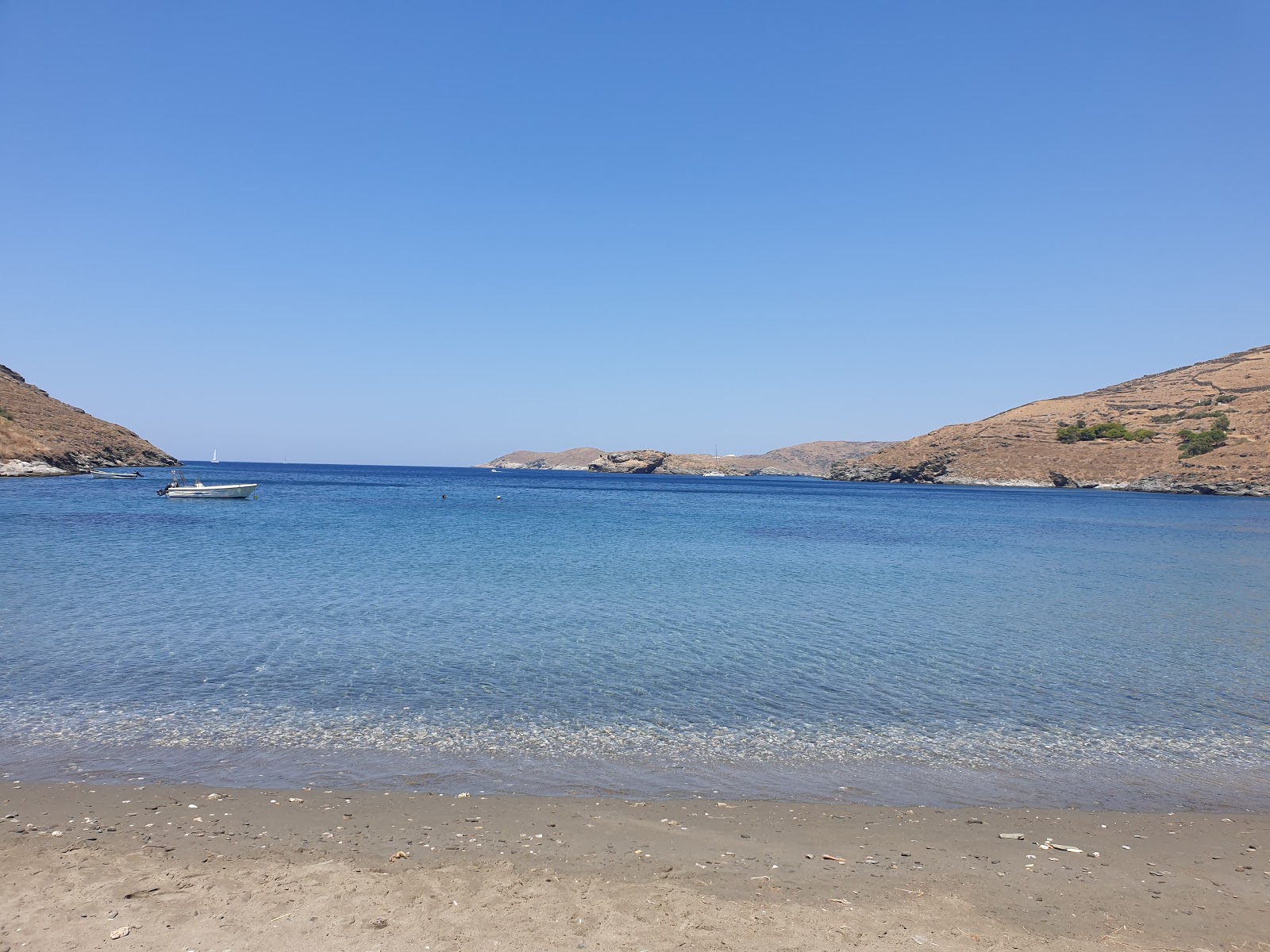 Foto von Episkopi beach mit türkisfarbenes wasser Oberfläche