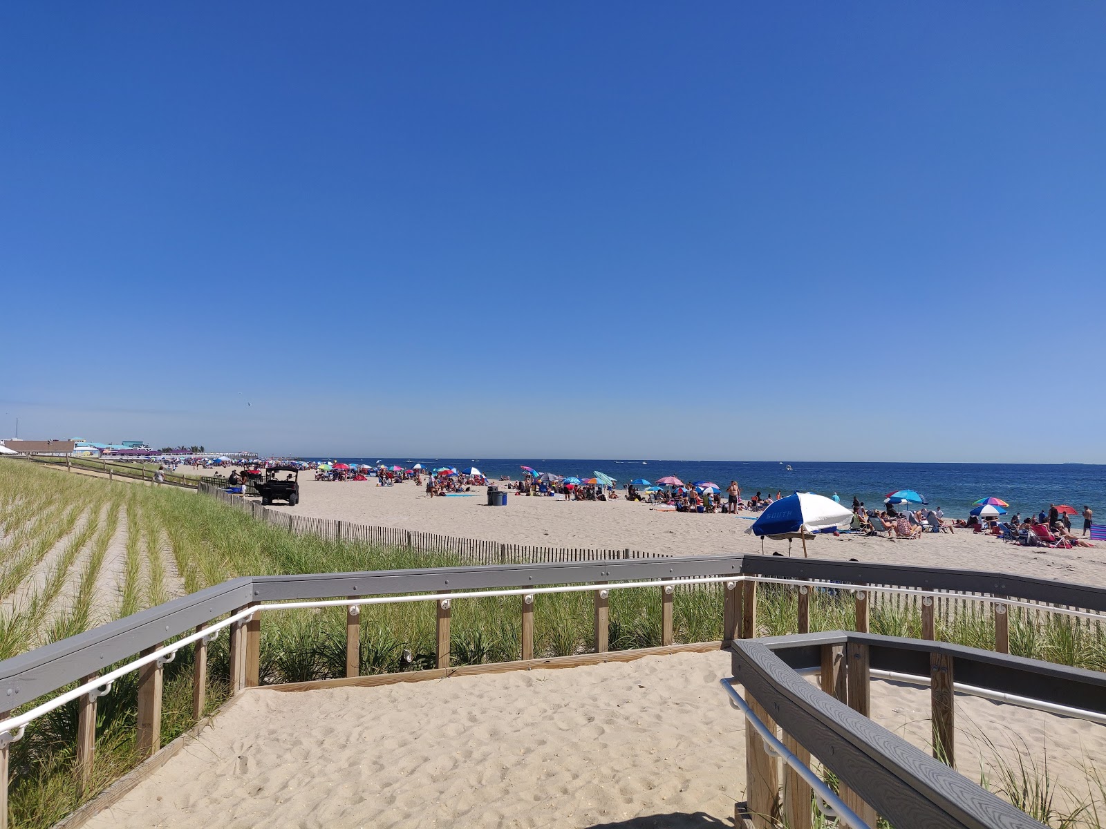 Point Pleasant Beach的照片 带有碧绿色纯水表面