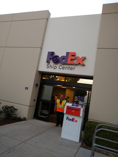 Shipping and Mailing Service «FedEx Ship Center», reviews and photos, 7000 Barranca Pkwy, Irvine, CA 92618, USA