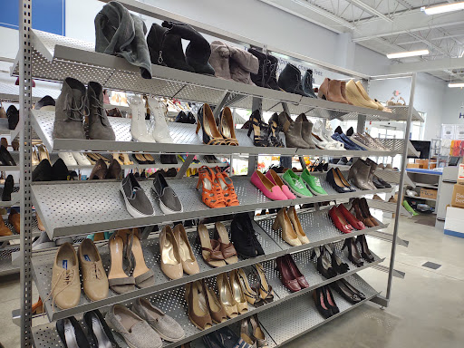 Thrift Store «Goodwill Warwick Retail Store», reviews and photos, 11061 Warwick Blvd, Newport News, VA 23601, USA