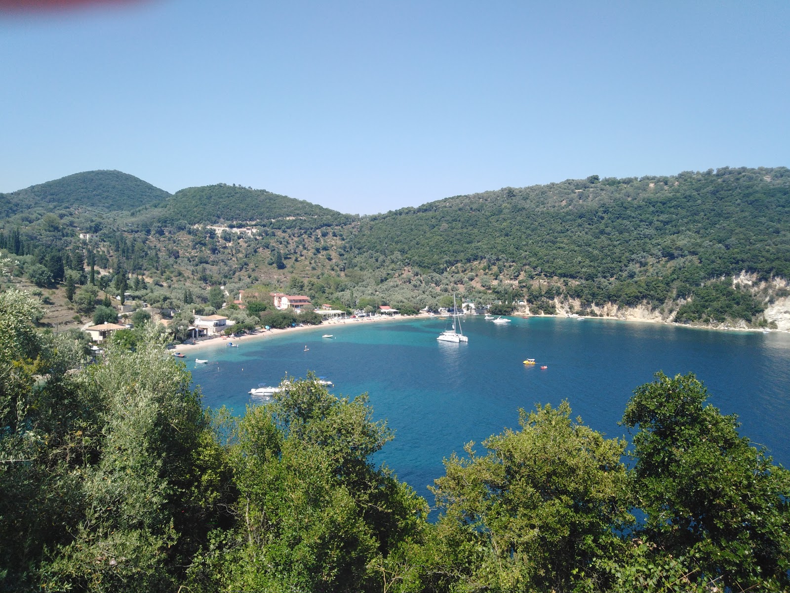 Photo of Mikros Gialos beach with very clean level of cleanliness