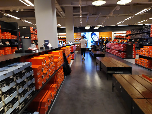 Salida isla Estallar Mejores Tiendas Nike Outlet Madrid Cerca De Mi, Abren Hoy