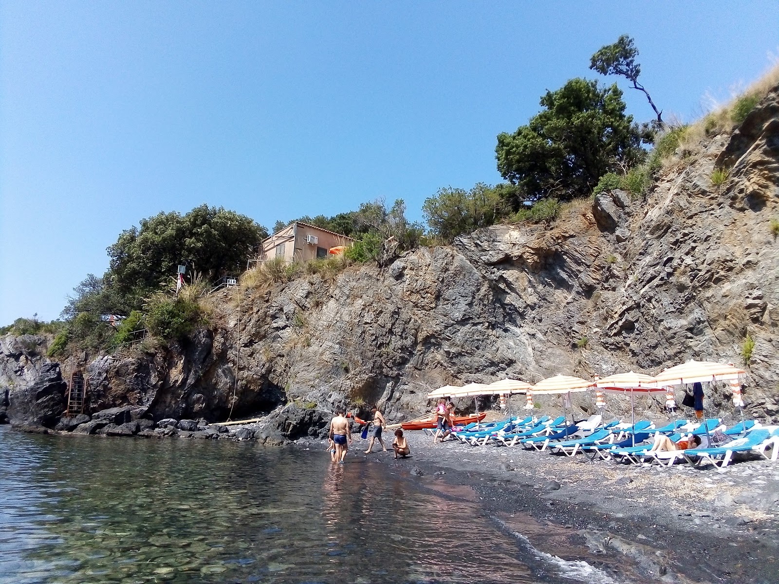 Φωτογραφία του Spiaggia Illicini με επίπεδο καθαριότητας εν μέρει καθαρό