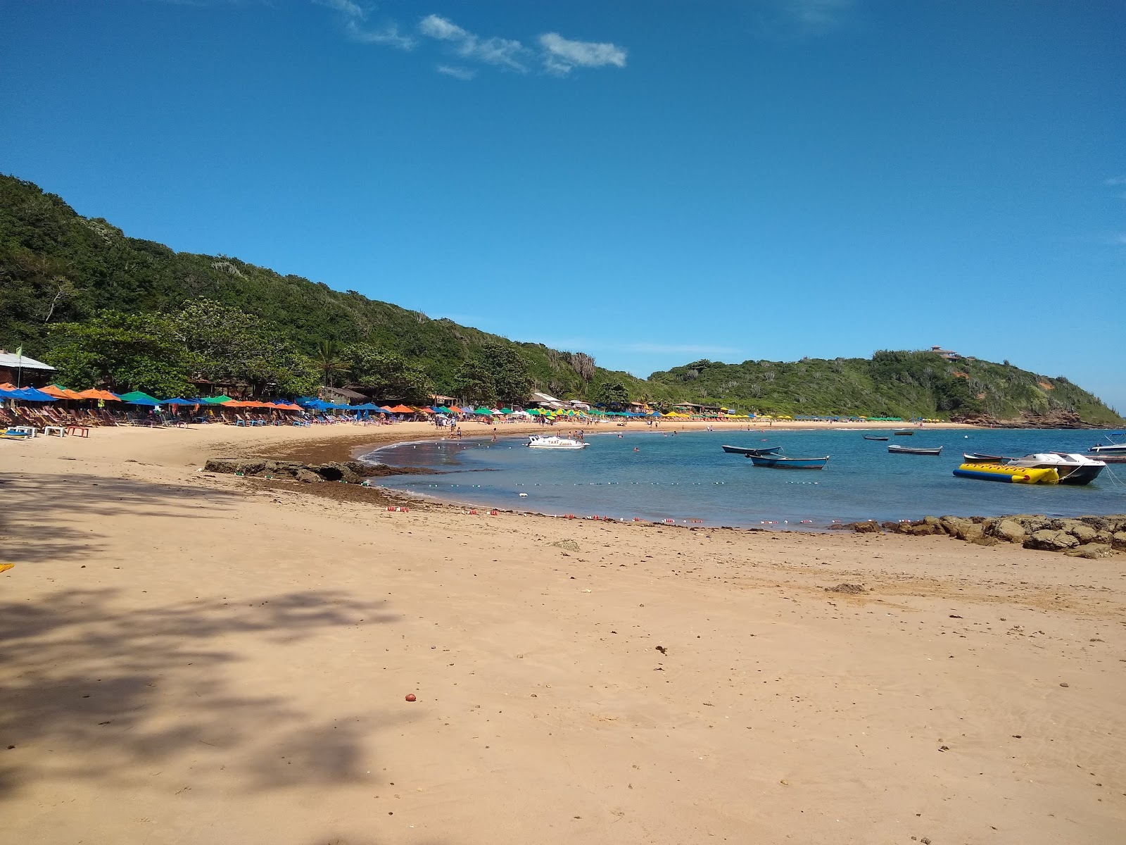 Fotografie cu Praia da Tartaruga cu o suprafață de apa turcoaz