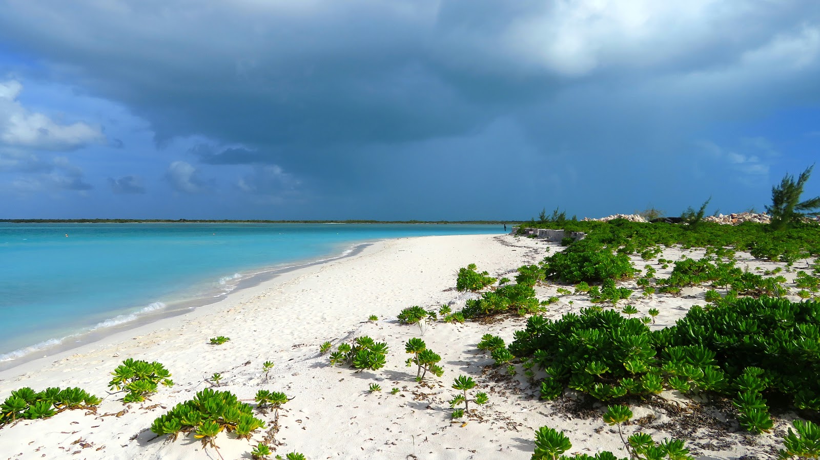 Foto von Leeward beach mit weißer sand Oberfläche