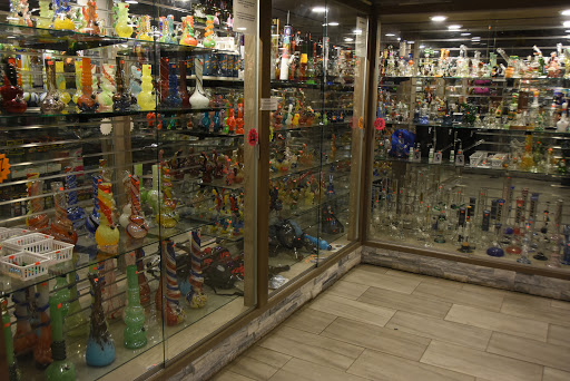 Tobacco Shop «Tundra Smoke Shop», reviews and photos, 2719 S Oneida St, Green Bay, WI 54304, USA