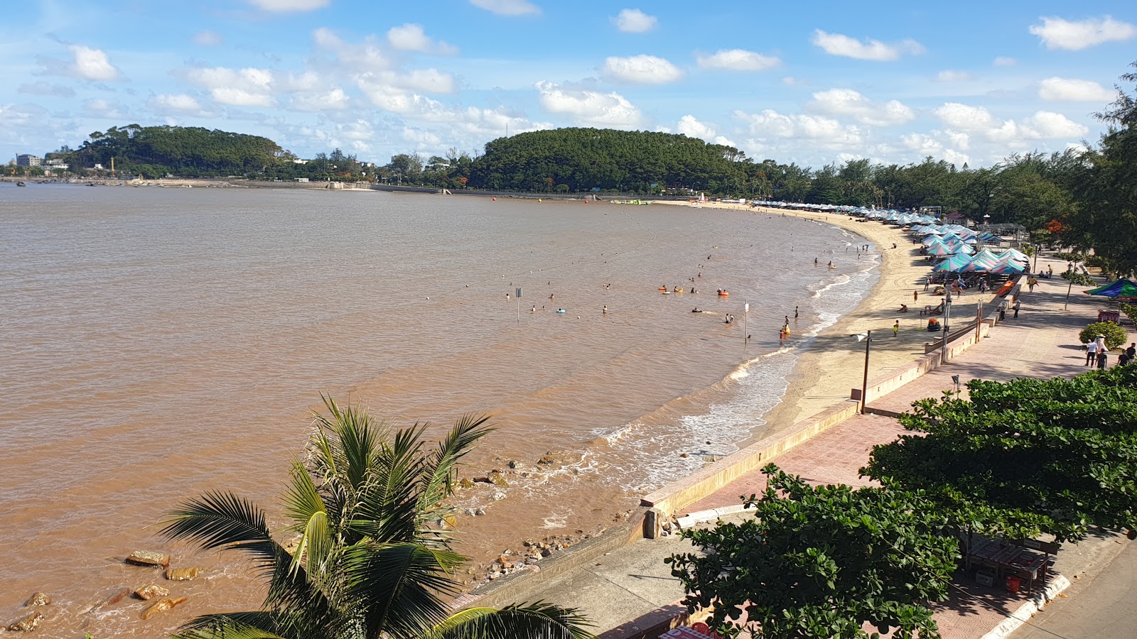 Foto von Do Son Beach mit türkisfarbenes wasser Oberfläche