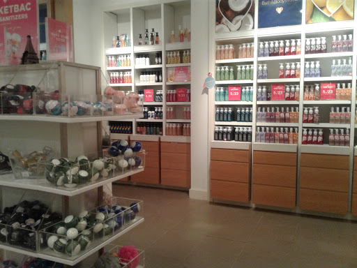Bath & Body Works, 6832 Russell Rd, Maumee, OH 43537, USA, 