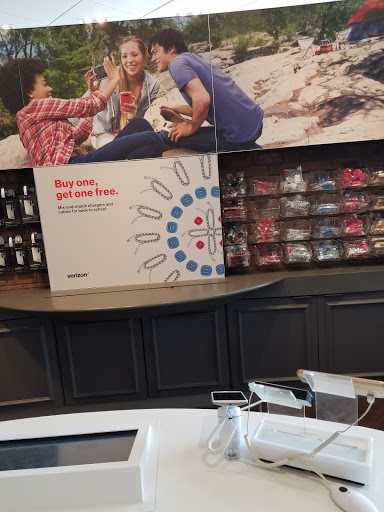 Cell Phone Store «Verizon», reviews and photos, 1910 Walnut St, Cary, NC 27518, USA