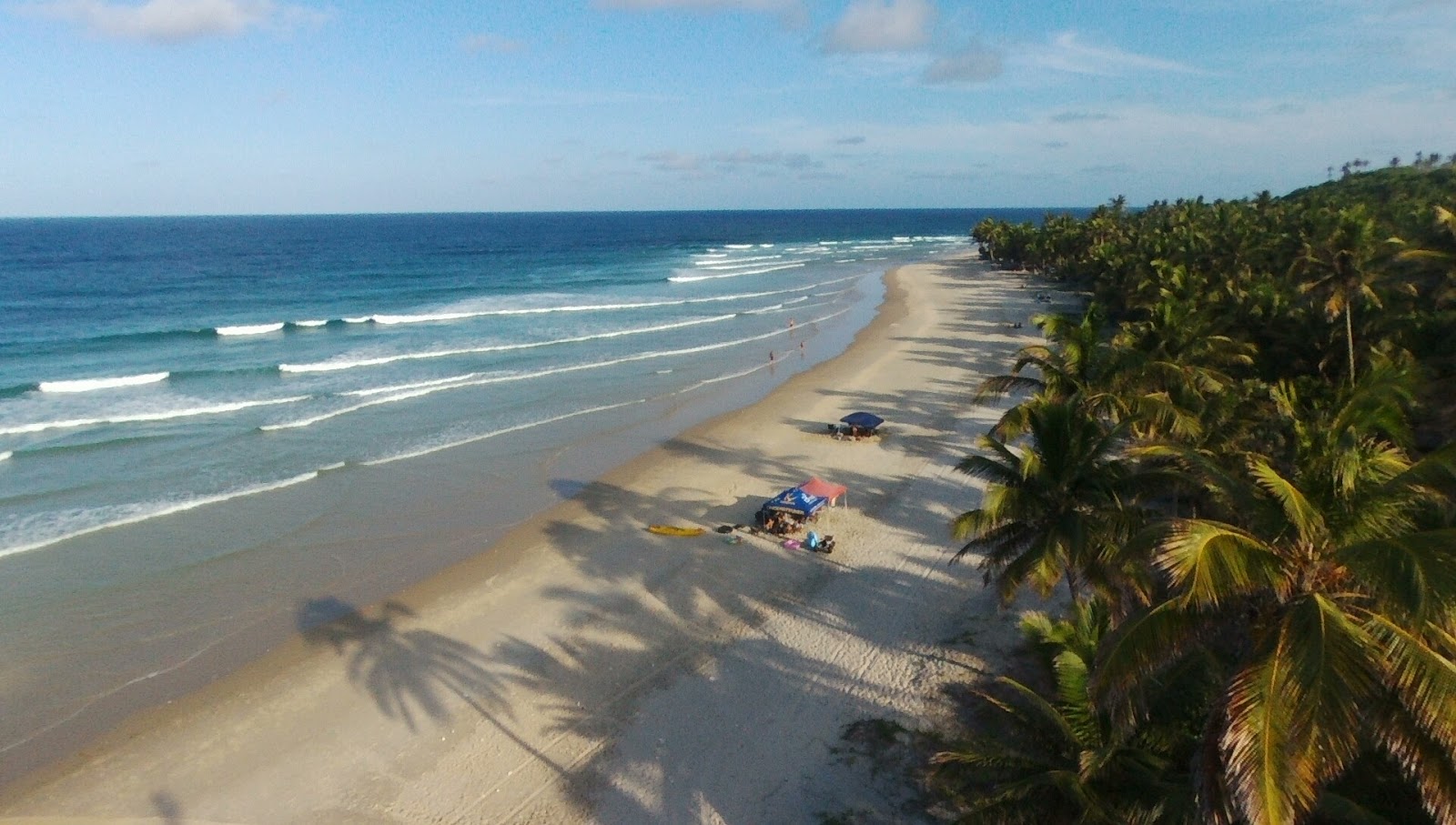 Praia Morrungulo的照片 带有碧绿色水表面