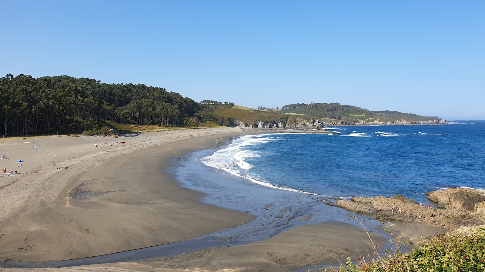 Foto de Praia de Frejulfe com areia brilhante superfície