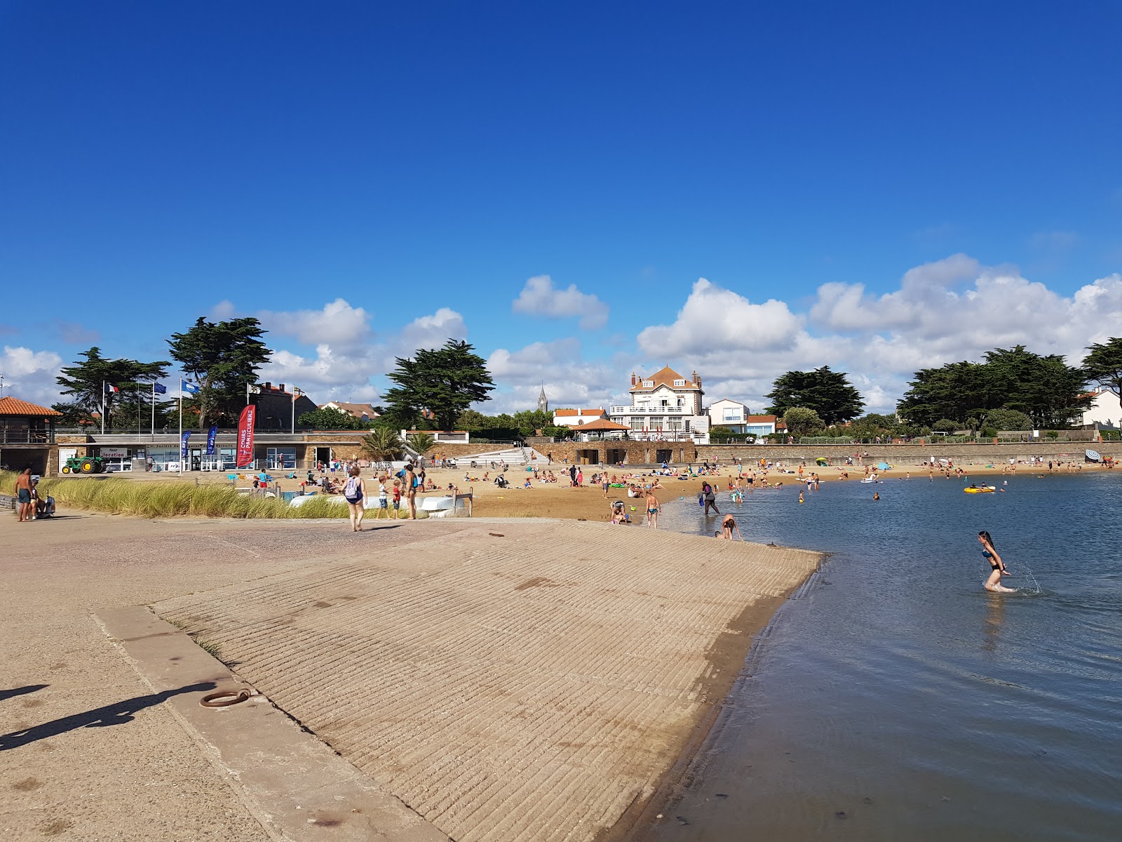 Fotografija Bernerie beach z turkizna voda površino