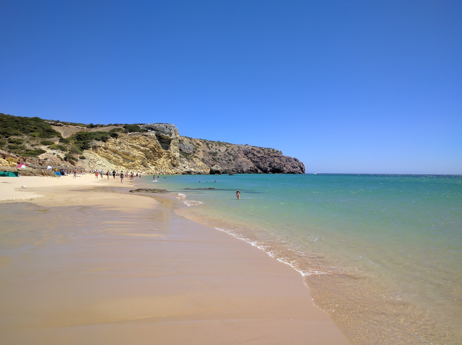 Photo de Praia do Zavial avec sable fin et lumineux de surface