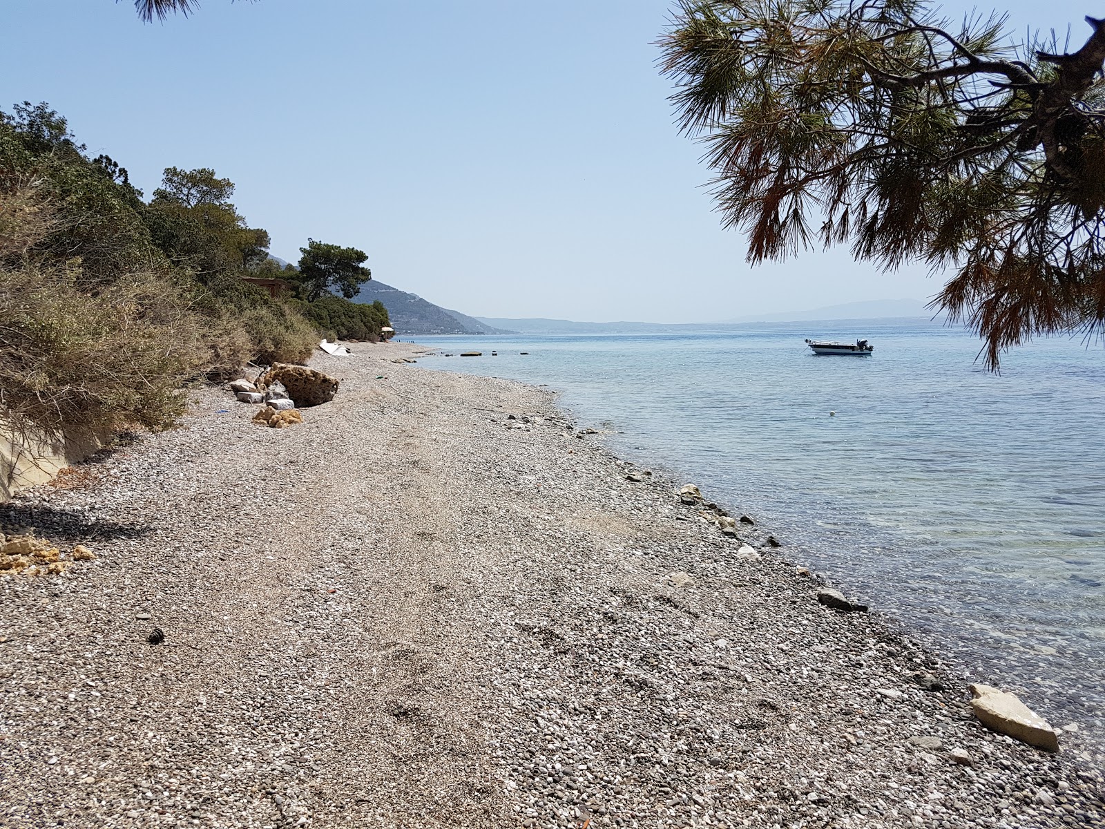 Fotografie cu Skaloma beach cu o suprafață de apa pură turcoaz