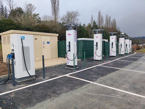 Borne de recharge de véhicules électriques IONITY Station de recharge Sanilhac